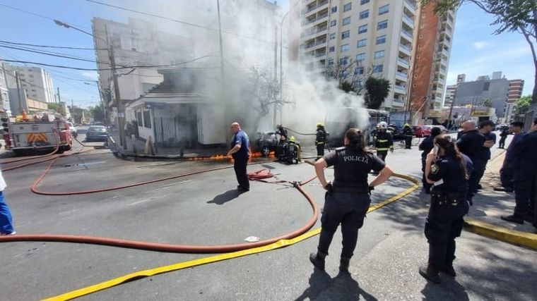 Ramos Mejía: un motociclista murió tras ser arrollado por un colectivo que luego se prendió fuego