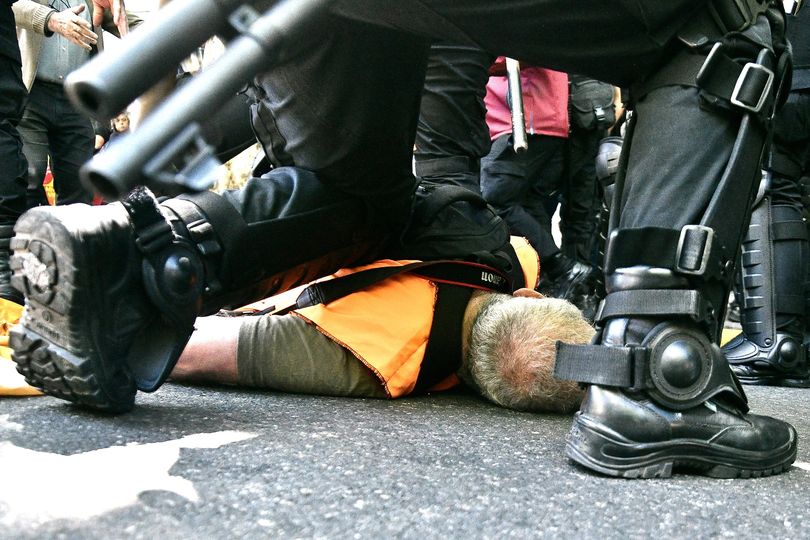 Jubilado convulsiona por la represión de la Policía e impidieron sea asistido rápidamente