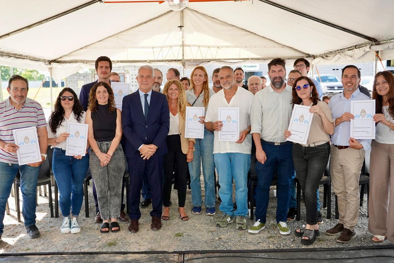 Alak entregó escrituras a ocho empresas radicadas en el Parque Industrial La Plata II